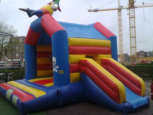 Springkussen Zeerover met glijbaan